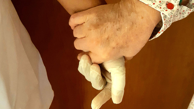 Résidente tenant la main de l'aide-soignante