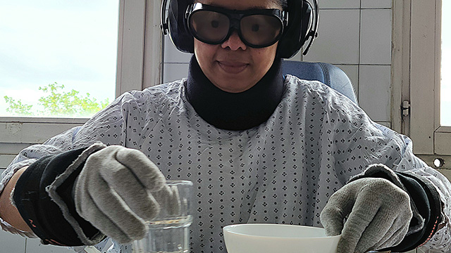 Edith au cours de la simulation prise de repas