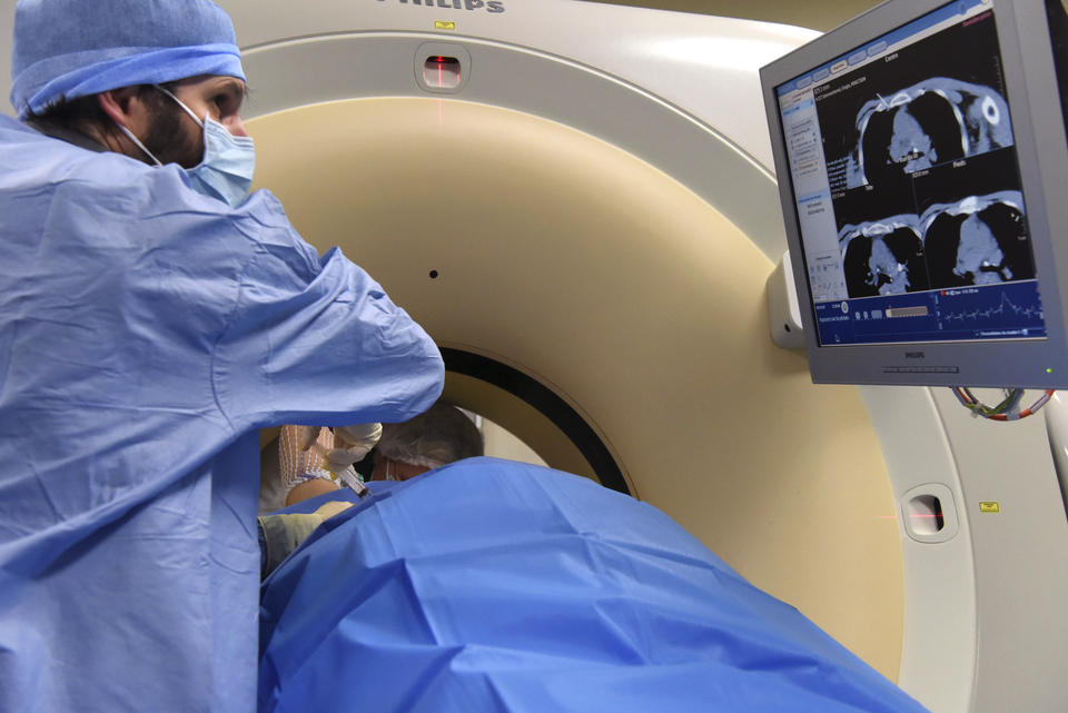 Réalisation d'une ponction thoracique sous scanner au service d'imagerie médicale de l'hôpitale Croix-Rousse