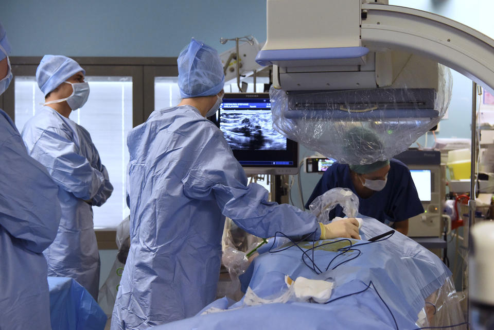 interventions guidées par l’image au service d'imagerie médicale Hôpital Croix-Rousse : allongée sur la table sous un champ stérile, une patiente souffrant d’endométriose s’apprête à recevoir un traitement de radiofréquence.