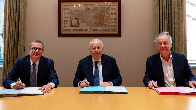 Raymond Le Moign, Alain Mérieux et Pr Bruno LINA assis