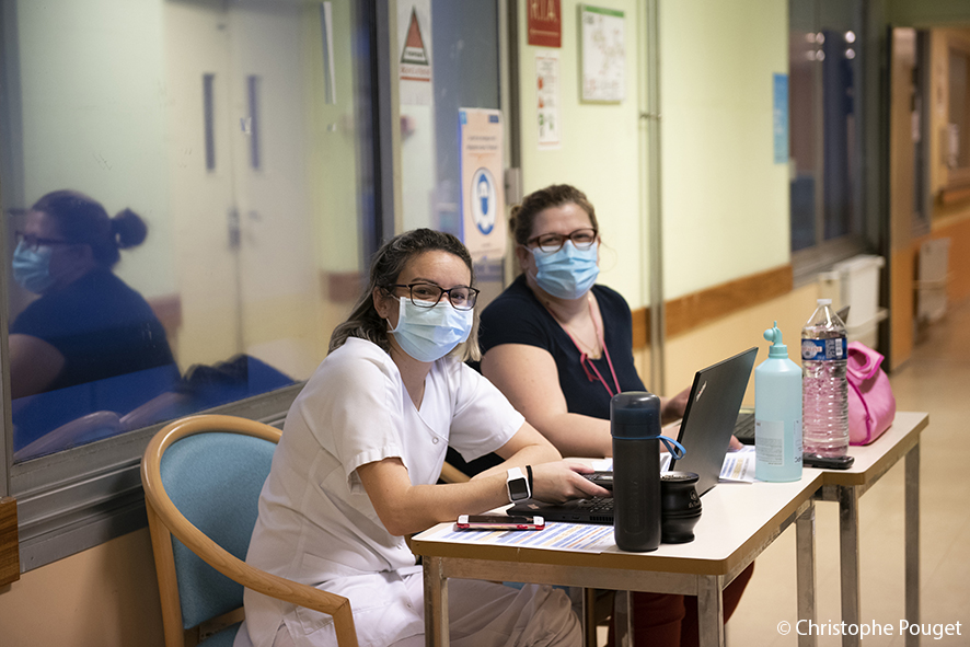 Géraldine et Sandra valident le départ du patient et transmettent l'information à l’hôpital Pierre Garraud.