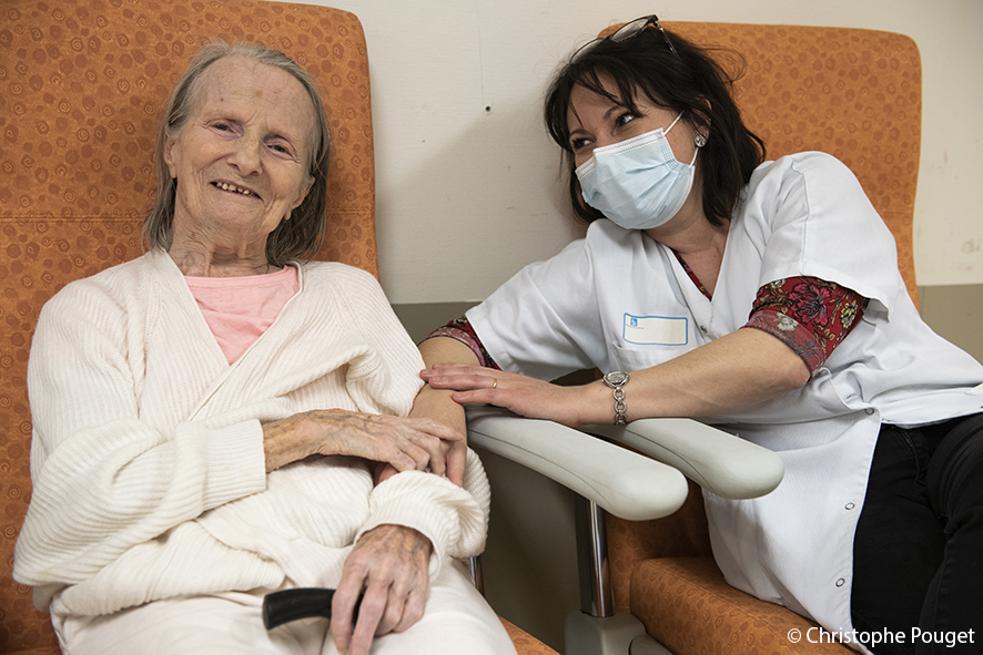 Huguette attend d'être transférée en compagnie de Magali