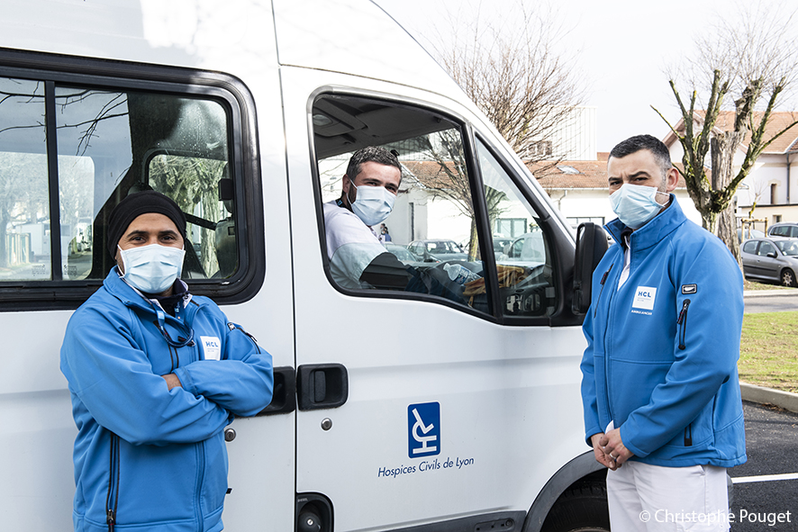 Bonne humeur et une bienveillance de la part des ambulanciers et des brancardiers