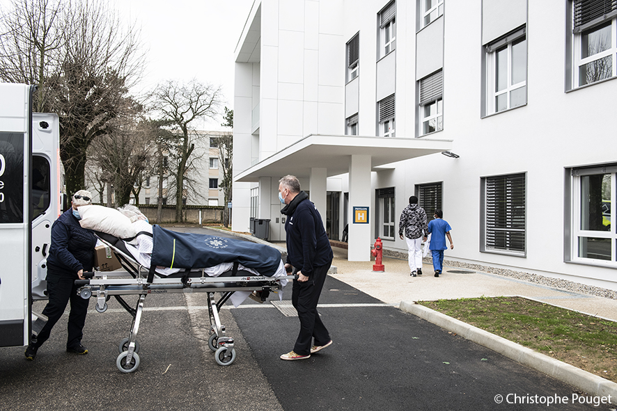 Arrivée d'un patient au pavillonPhilomène Magnin à l'hôpital Pierre Garraud