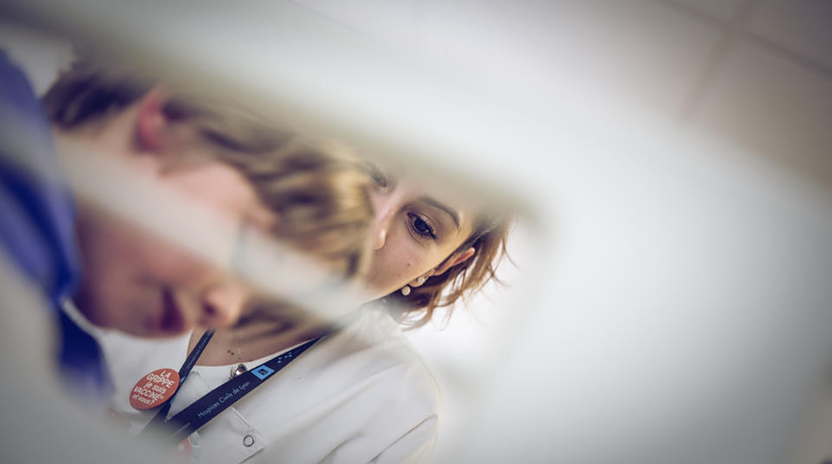Enfant en train d'être ausculté à l'hôpital
