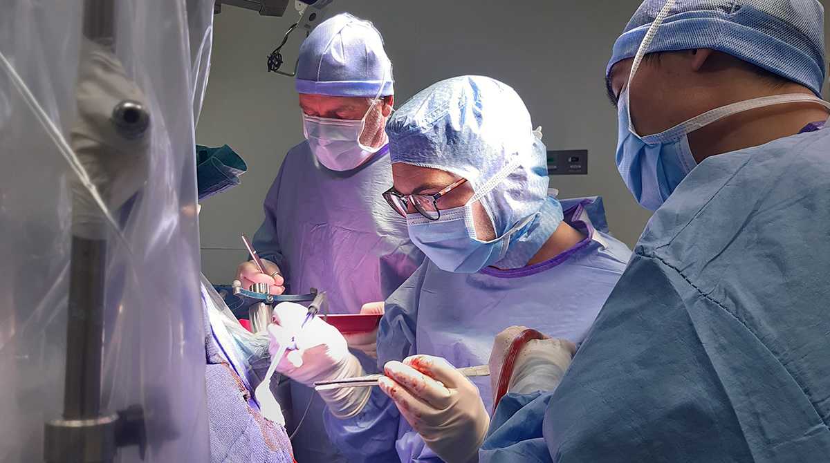 3 neurochirurgiens au bloc opératoire