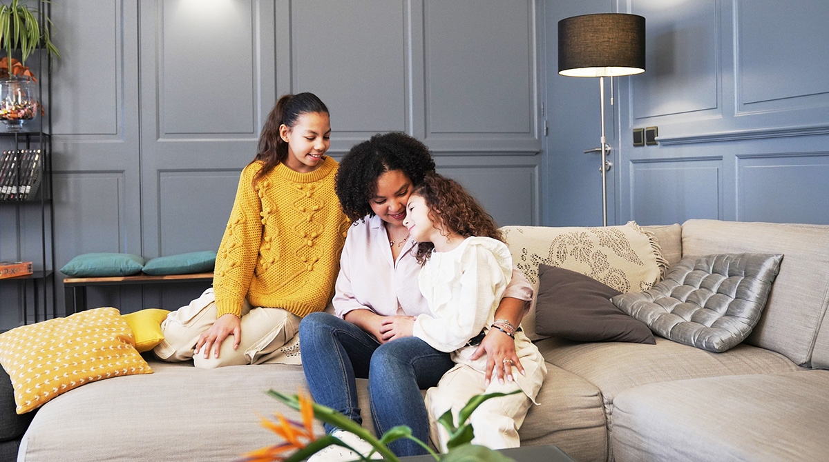 Maman et ses deux filles sur un canapé