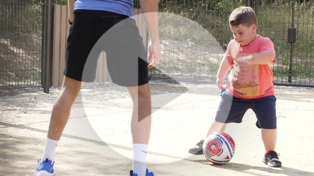 Alessio qui joue au foot dans le cadre de l'activité physique adaptée (APA)