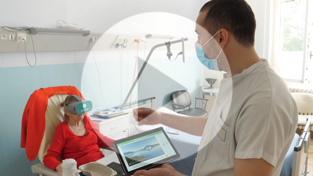 Jeannine, en voyage au Japon, grâce à son casque de réalité virtuelle