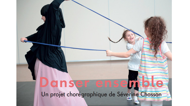 Couverture livret "dansons ensemble" avec 3 enfants qui dansent avec des cordes-fils bleus