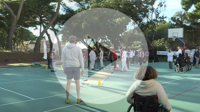 Patients qui pratiquent le handigolf sur le terrain de basket de l'hôpital Renée Sabran