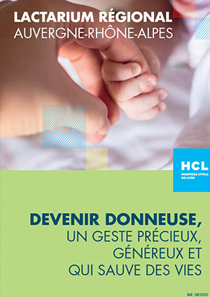 Sur fond vert photo de la main d'une maman tenant la main d'un nouveau-né