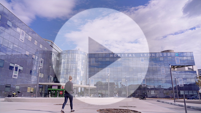 Piéton qui arrive que le site de l'hôpital Lyon Sud