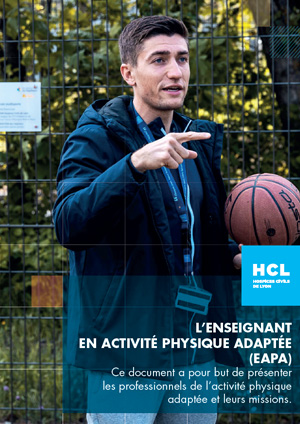EAPA avec un ballon de basket (photo de couverture du document de présentation du métier)