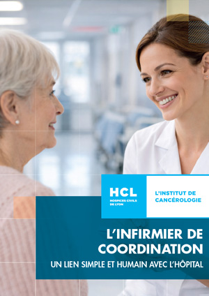 professionnels de santé qui sourit à une personne âgée 