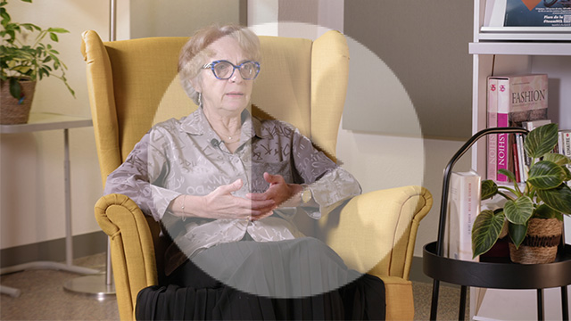 Marie-Antoinette assiste dans un fauteuil jaune moutarde