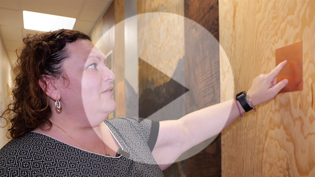 Carine décrit l'oeuvre « Vol d’oiseau… [200 km] »