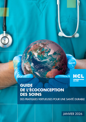 Mains d'un médecin en tenue bleu avec un stéthoscope autour du coup qui tiennent la planète terre