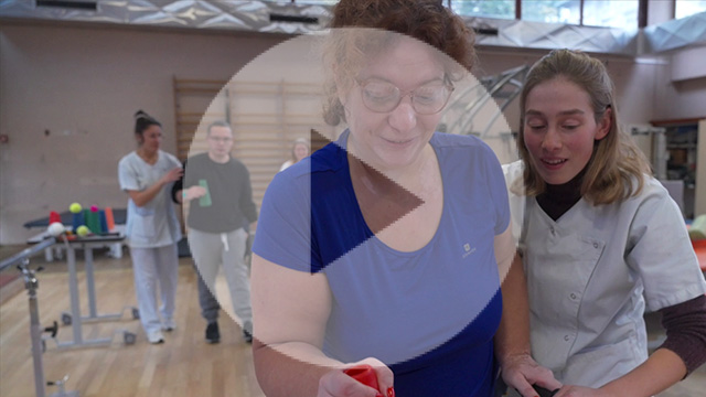 Séance rééducation entre une professionnelle et une patiente