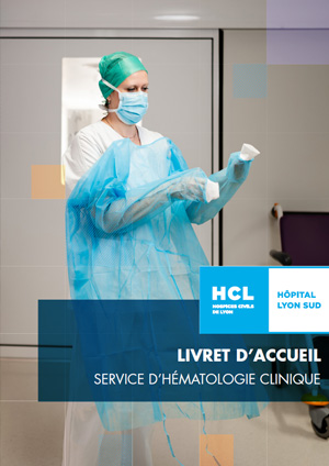 Professionnelle de santé en blouse bleue, masque et charlotte
