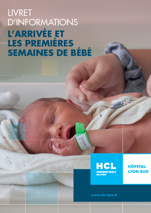 Nouveau né allongé avec bracelet de naissance vert et main adulte avec chouchou gris