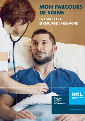 Page de couverture du document de parcours de soin transmis au patient avec un patient allongé et une soignante à ses côtés