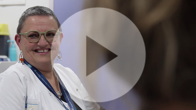 Intermédiatrice des HCL qui sourit