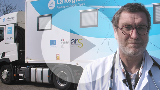 Pr Sébastien Courad debout devant le camion Pneumobile