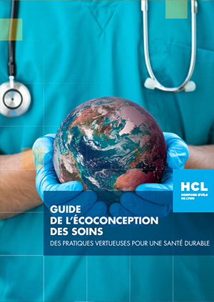 Mains d'un médecin en tenue bleu avec un stéthoscope autour du coup qui tiennent la planète terre