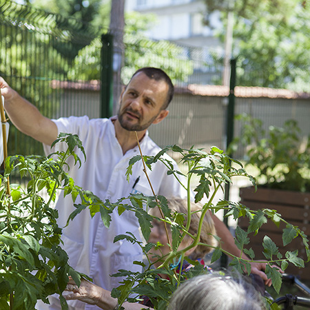 Atelier ludique dans le jardin thérapeutique de l'hôpital Pierre Garraud