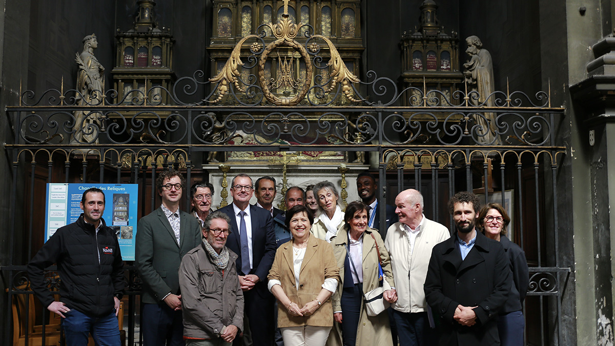Photo de groupe lors de l'inauguration du transept nord restauré de la chapelle de l'Hôtel-Dieu