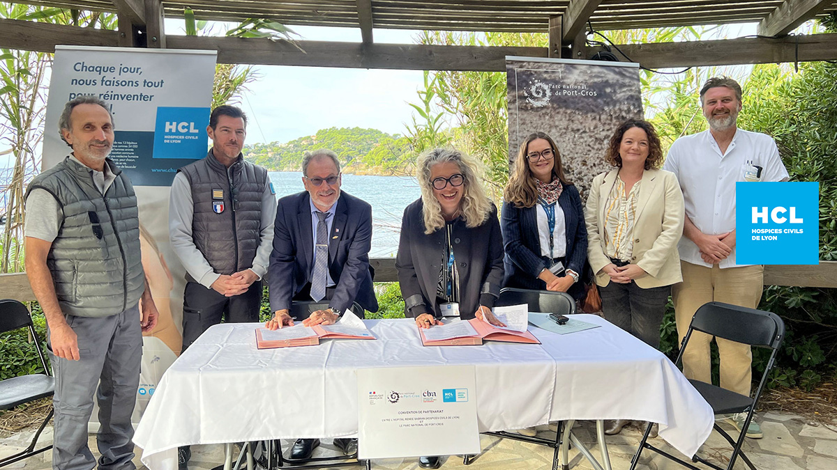 7 personnes lors de la signature de la convention à l'hôpital Renée Sabran