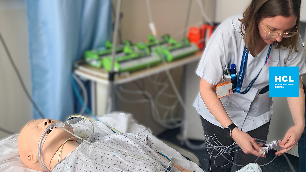 Etudiante en médecine avec mannequin branché et allongé sur un lit