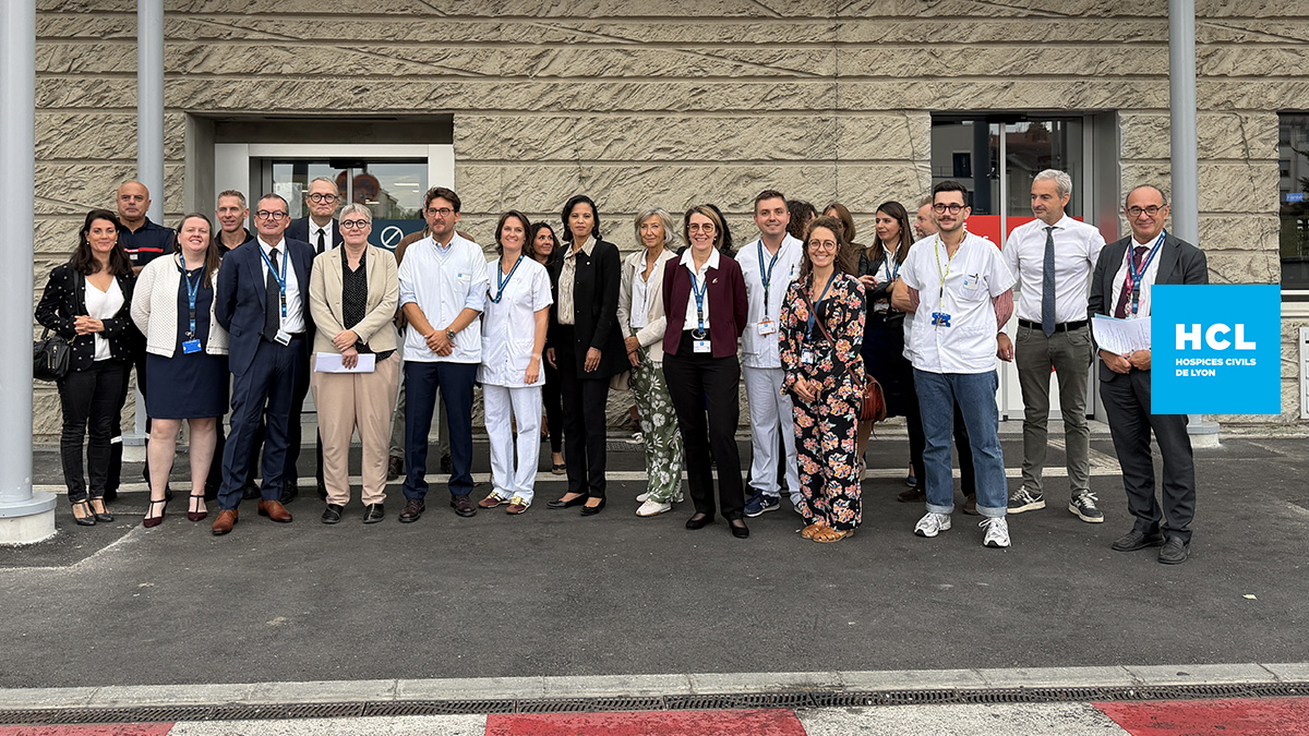 Photo de groupe prise devant l'entrée des urgences de l'hôpital de la Croix-Rousse