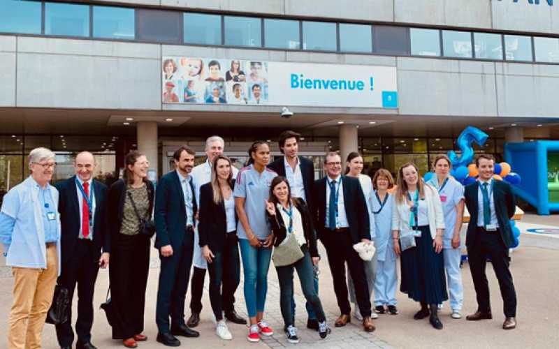 Photo de groupe réalisée dans le cadre des 15 ans de l'hôpital Femme Mère Enfant