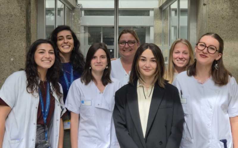 équipe de soignantes devant le pavillon M à l'hôpital Edouard Herriot