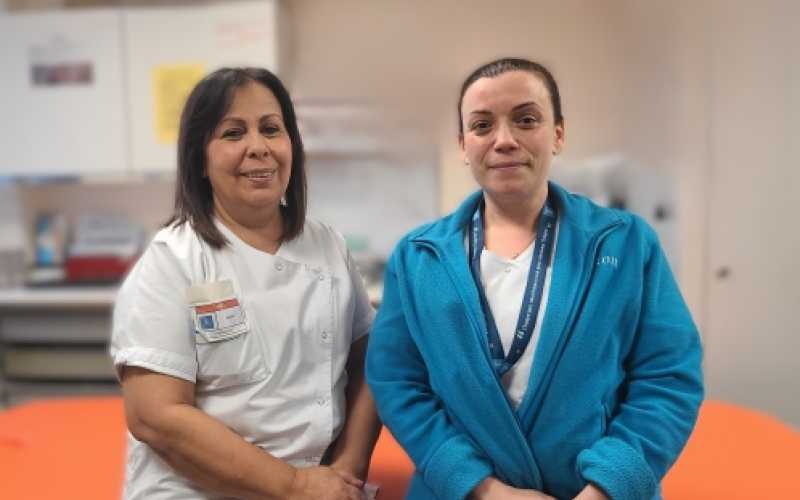 Nadia Asloune et Marion Barriot dans la salle technique du centre de dialyse à l'hôpital Édouard Herriot