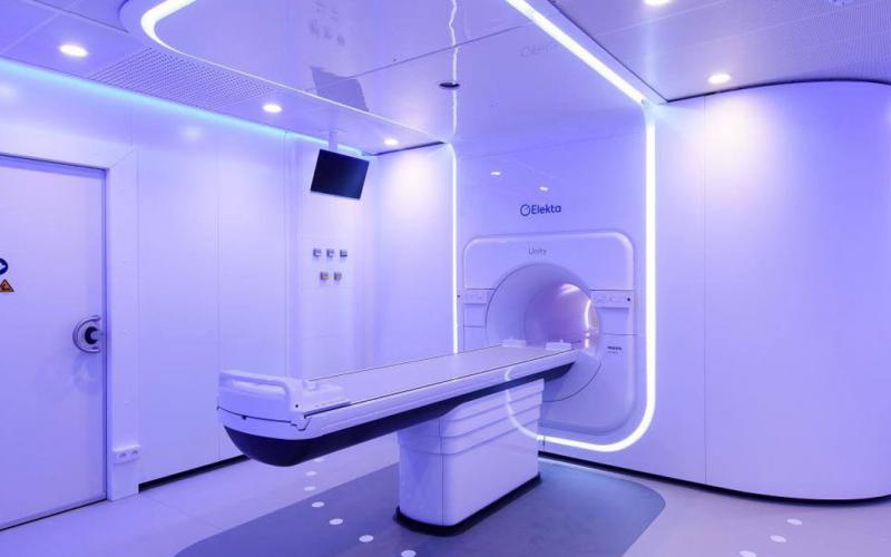 Intérieur. Scanner IRM composé d'un tube et d'un lit à 1m du sol.