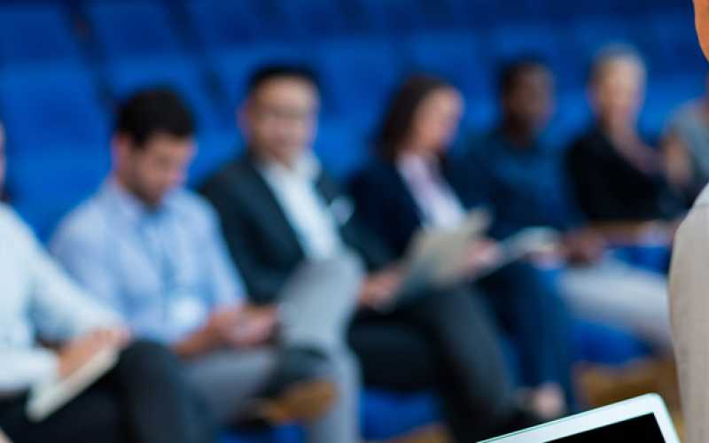 Personnes assises dans un amphithéâtre