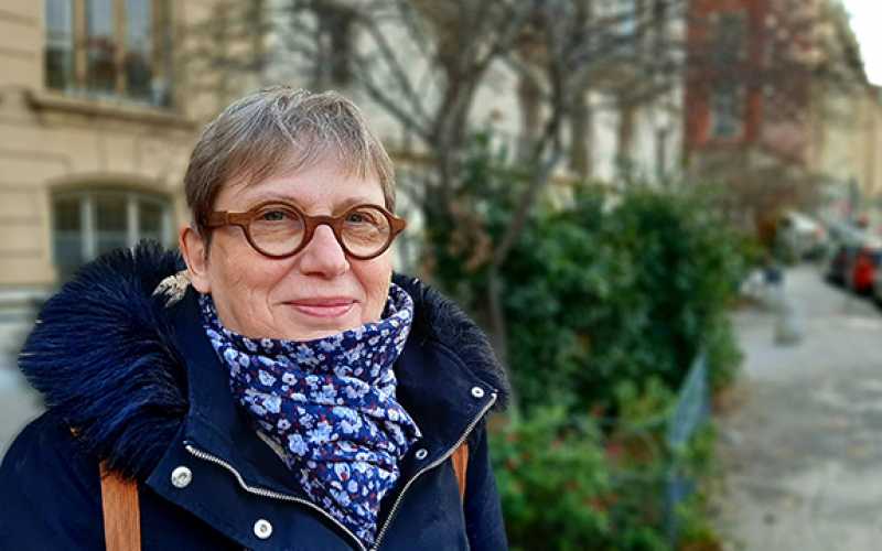 Annick Gérard devant le siège des HCL