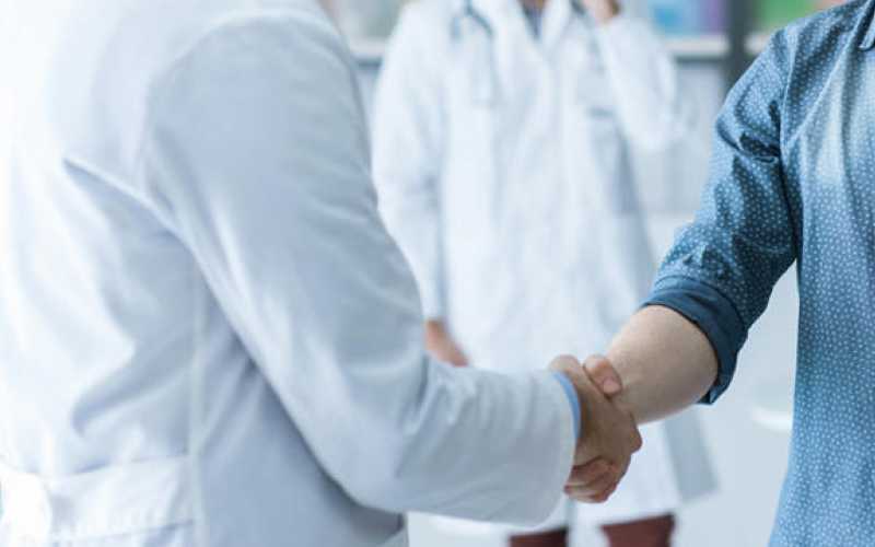 Patient et médecin qui se serrent la main