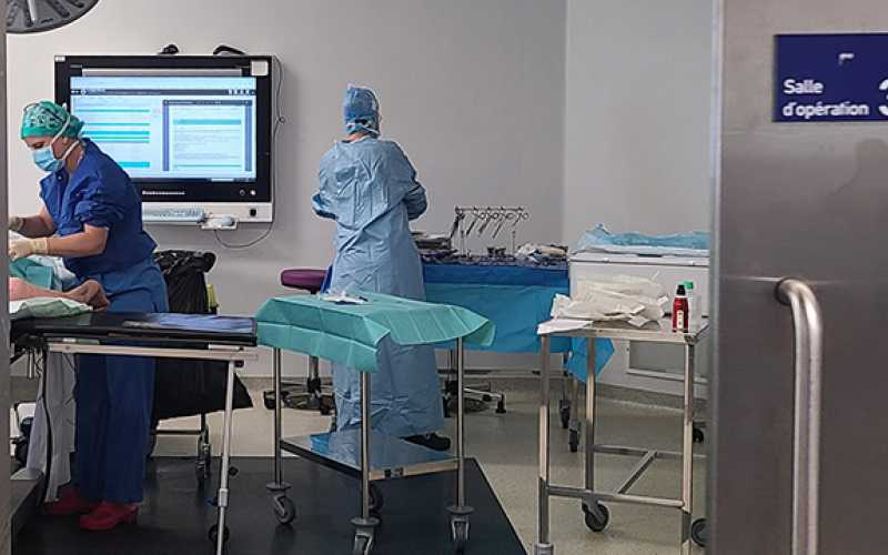 Les infirmières de bloc préparent le patient et l'instrumentation avant l'arrivée des chirurgiens