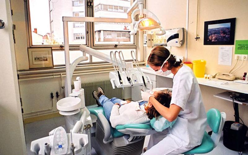 Fauteuil au centre de soins dentaires des HCL
