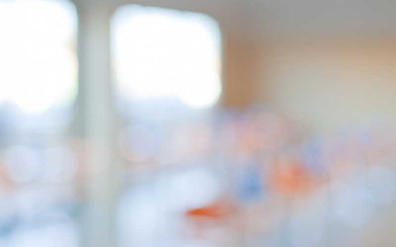 Photo floue d'une salle avec des chaises