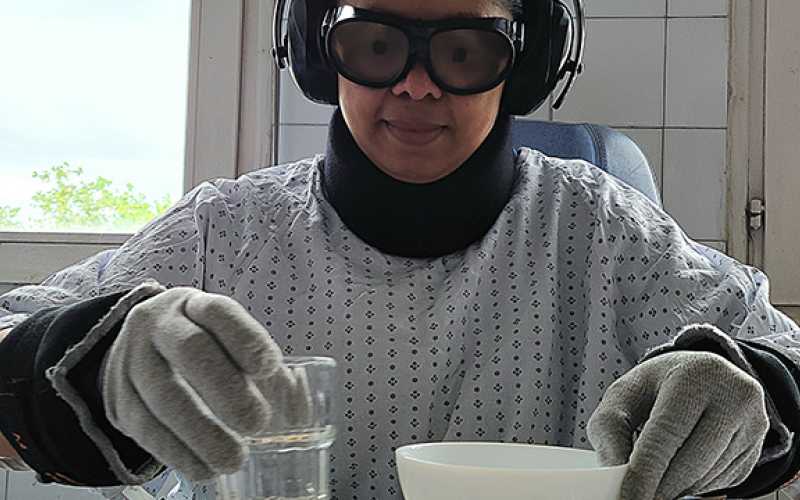 Edith au cours de la simulation prise de repas