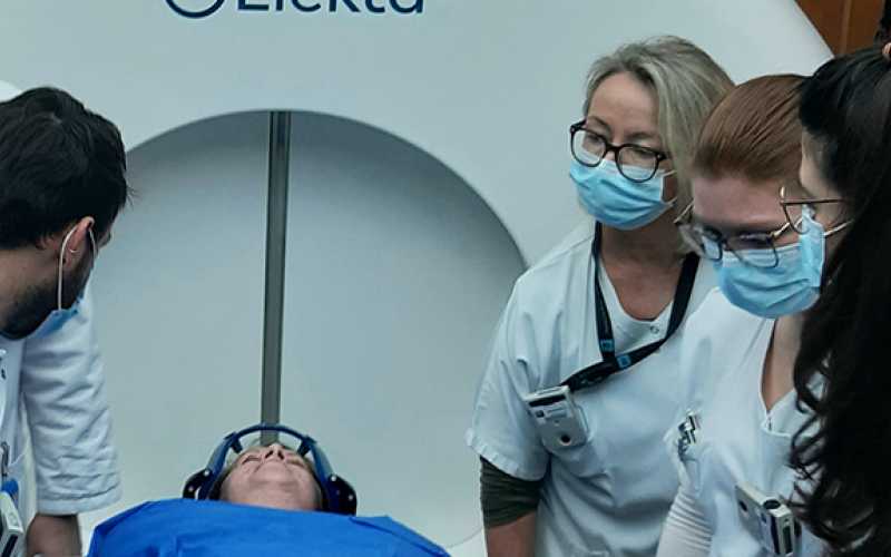 1re patiente traitée par Gamma Knife aux HCL