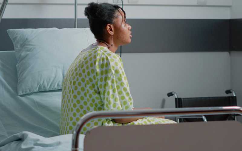 Jeune femme assise sur un lit