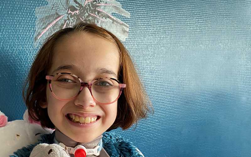 Clara, 11 ans, victime d’une maladie rare et de complications qui l’empêchent de déglutir