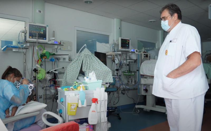Le Pr Jean-Charles Picaud du service de néonatologie et de réanimation néonatale avec une mère et son enfant